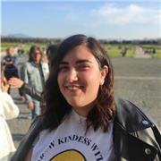 Ragazza laureanda impartisce lezioni di lingua inglese per ragazzi ed adulti